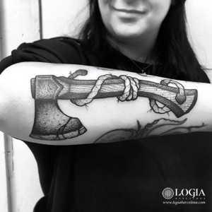 tatuaje-brazo-hacha-barcelona-uri-torras2      
